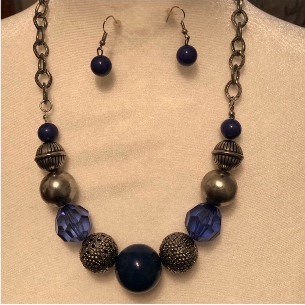 5 necklace Bundle - Picture 3 of 6